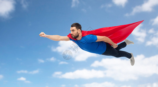 自由,力量,运动人的人红色超级英雄斗篷飞越蓝天云背景背景图片