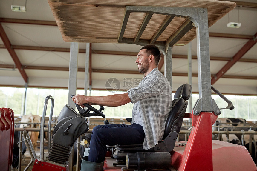 农业,农业人的快乐的轻人农民农场驾驶拖拉机图片