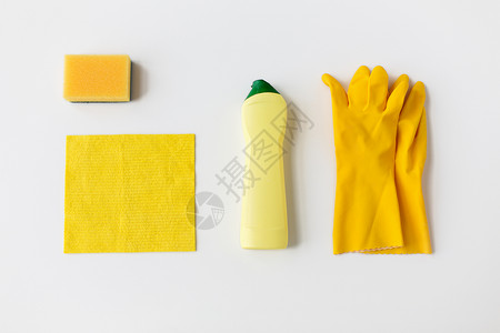 清洁用品,家务,家务家庭瓶洗涤剂,橡胶手套与抹布海绵白色背景图片