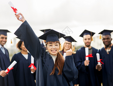 教育手势人的群快乐的国际学生穿着灰浆板学士服,毕业证书庆祝成功毕业亚洲的高清图片素材