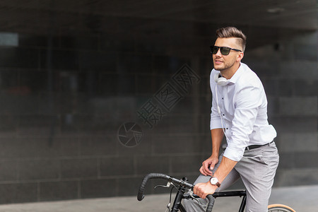 生活方式,交通人们的轻人骑自行车耳机城市街道图片
