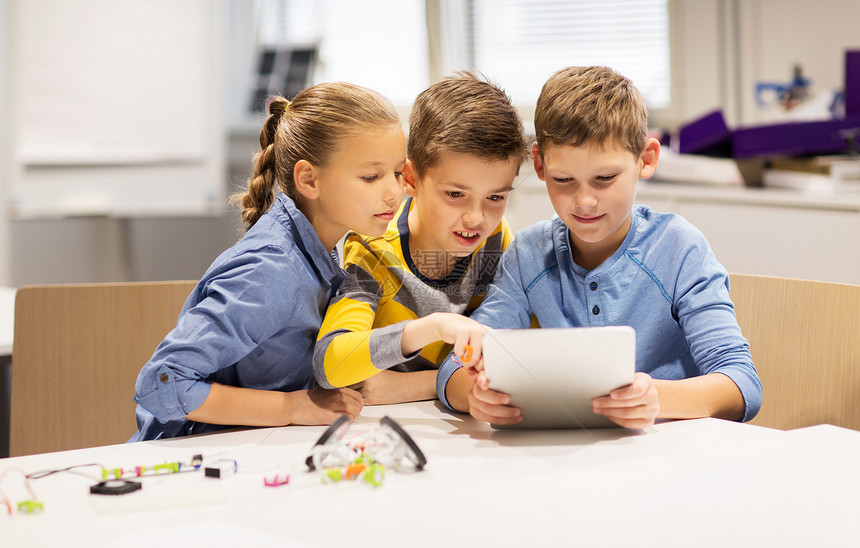 教育,科学,技术,儿童人的群快乐的孩子学生与平板电脑电脑编程,电动玩具建筑机器人学校课程图片