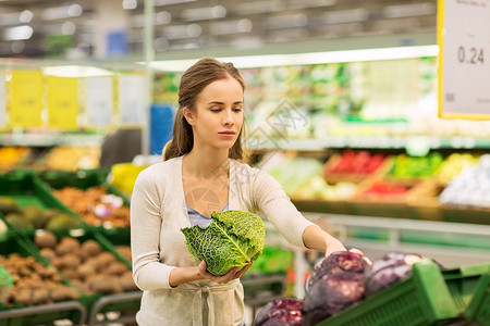 购物,食品,销售,消费主义人的快乐的女人购买萨沃伊杂货店超市图片