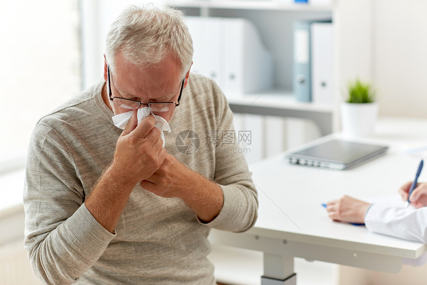 医学,医疗,流感人的老人用餐巾鼻子,医生用剪贴板医院的医疗办公室写作图片