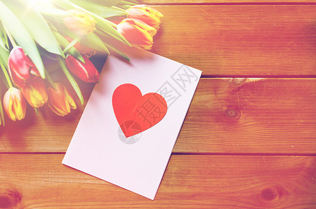 节日,爱情情人节的郁金香花贺卡与心木桌上用心鲜花贺卡图片