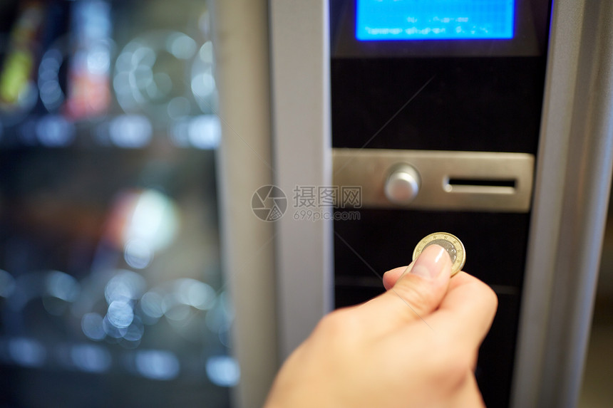 销售,技术,人,财务消费手工插入欧元硬币自动售货机货币槽手插入欧元硬币自动售货机插槽图片