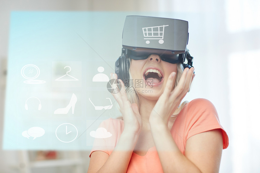 技术,增强现实,网络,电子商务人们的快乐惊讶的轻妇女虚拟耳机3D眼镜耳机家里与购物车菜单图标投影女图片