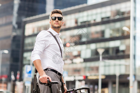 商业,生活方式,交通人们的轻人骑自行车城市街道城市街道上骑自行车的轻人图片