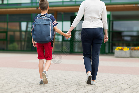 教育,童,家庭人的小学生男孩母亲上学小学生男孩妈妈上学图片