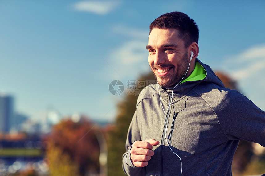 健身,运动,人,技术生活方式的快乐的人跑步听音乐城市耳机快乐的人带着耳机城市里奔跑图片