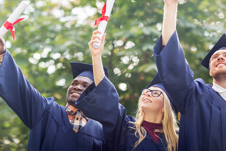 教育毕业人的群快乐的国际学生穿着灰浆板学士服,毕业证书庆祝成功文凭的迫击炮板上快乐的学生纸张高清图片素材