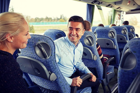 交通旅游公路旅行人的群快乐的乘客旅游巴士游客旅行巴士上的群快乐的乘客图片