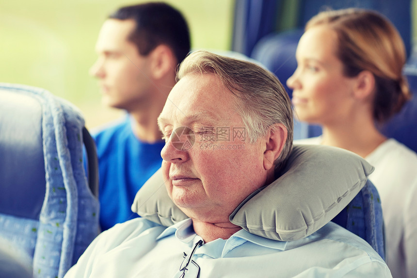 交通,旅游,舒适,道路旅行人的老人睡旅行巴士与颈枕长的男人睡旅行巴士上,戴着颈枕图片