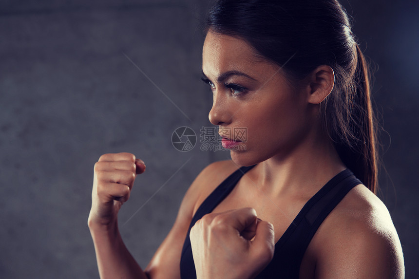 运动,健身,武术人的女人握拳打架健身房女人握着拳头健身房打架图片