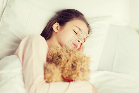 人,童,休息舒适的女孩睡家里的泰迪熊玩具床上女孩泰迪熊玩具睡家里的床上图片
