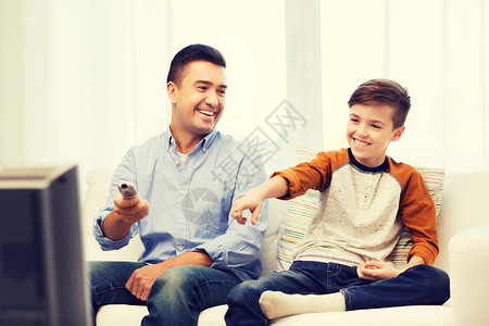 家庭,人,技术,电视娱乐活动的快乐的父亲儿子家看电视微笑的父亲儿子家看电视图片