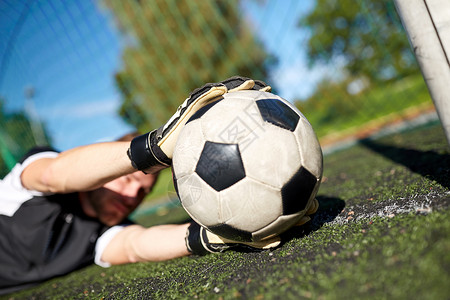 运动人足球运动员守门员躺球场上的足球球门上守门员球场上的足球进球背景图片