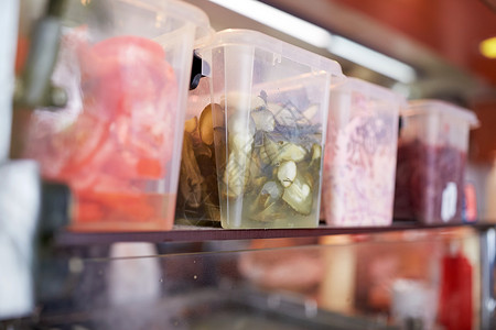 销售食品容器与食品杂货店餐厅厨房餐厅厨房里食物的容器图片