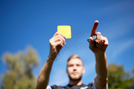 运动,谨慎,游戏人裁判哨子黄牌足球场足球场上的裁判员出示黄牌背景图片