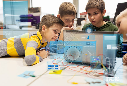孩子与电脑教育,儿童,技术,科学人的群快乐的孩子带笔记本电脑发明套件机器人学校课程与虚拟屏幕投影机器人学校的孩子们,笔记设计图片