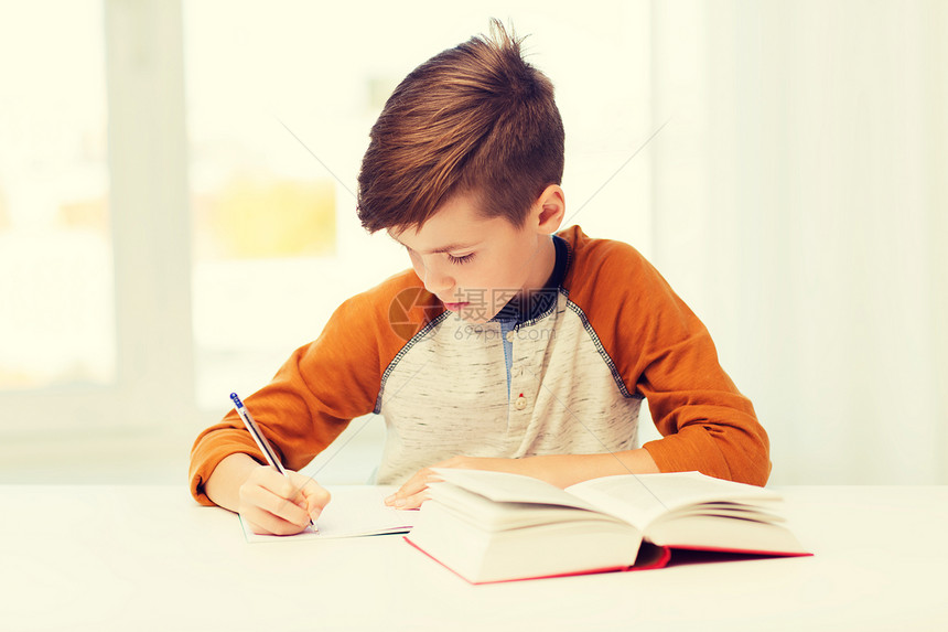 教育,童,人,家庭作业学校学生男孩带着书家里写笔记本学生男孩家里把书写笔记本上图片