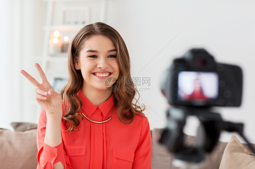 博客,技术,视频博客,大众媒体人的快乐的微笑的女人博客与相机记录视频平手标志家里家里摄像机录像的女人图片