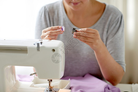 人,针线裁缝裁缝妇女与线线轴缝纫机工作室裁缝女人带缝纫机的线轴图片