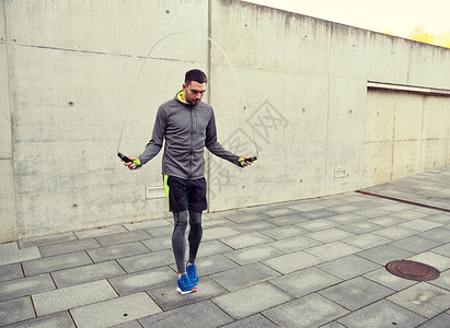 健身,运动,人,锻炼生活方式的男人跳绳户外男子锻炼与跳绳户外图片