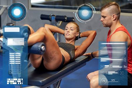 卷腹运动健身,运动,训练人的妇女与私人教练健身房仰卧坐的虚拟图表私人教练的女人健身房仰卧坐设计图片