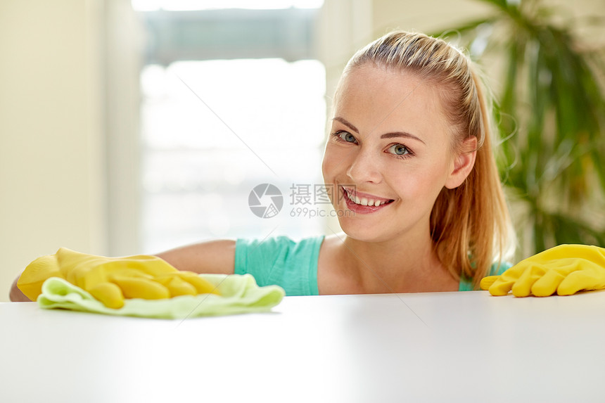 人,家务家务快乐的女人家里清洁桌子快乐的女人家打扫桌子图片