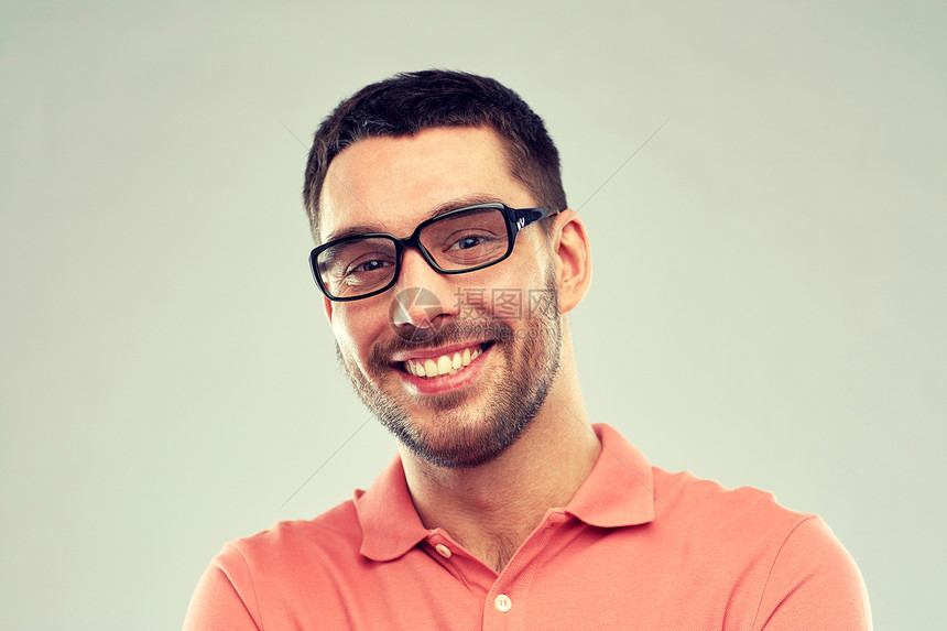 商业,人视力灰色背景下戴眼镜的快乐微笑的人的肖像戴眼镜的快乐微笑男人的肖像图片