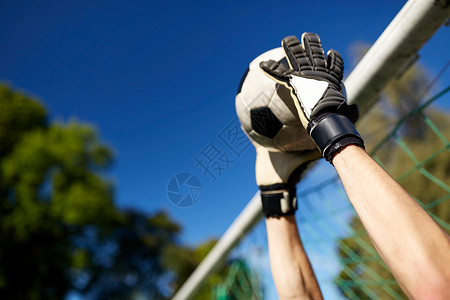 运动人足球运动员守门员球场上的足球球门手接球守门员球场上的足球进球背景图片