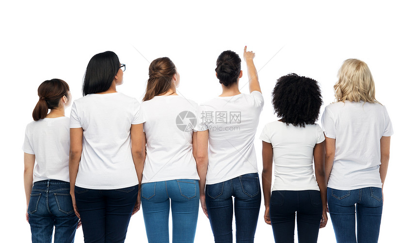 多样,种族,种族人的国际上同的女群体穿着白色空白T恤,背后指指点点来自背部的国际妇女体图片