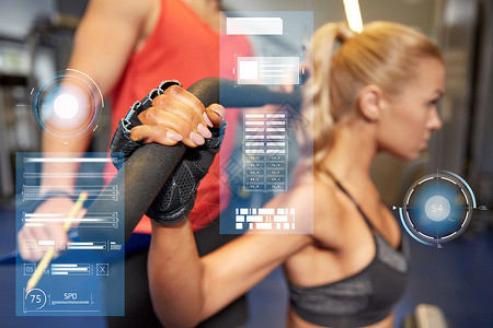 肱二头运动,健身,队合作人的轻妇女私人教练线健身房机器上弯曲肌肉虚拟图表男人女人健身房机器上弯曲肌肉设计图片