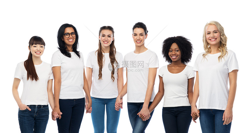 多样,种族,种族人的国际集的快乐微笑同的妇女白色空白T牵手群快乐微笑的女图片