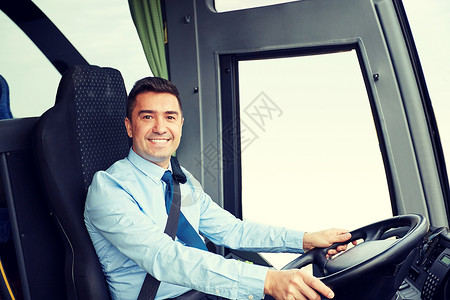 交通,旅游,公路旅行人的快乐司机驾驶城际巴士快乐的司机驾驶城际巴士图片