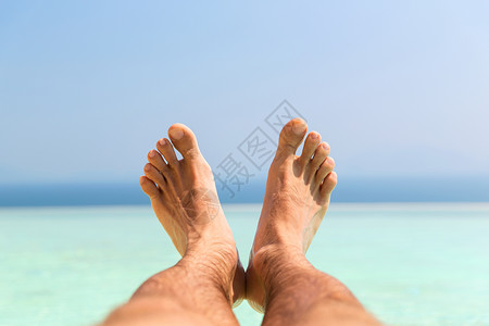 旅行,旅游,度假,人们暑假的男脚海滩上海滩上的雄脚图片