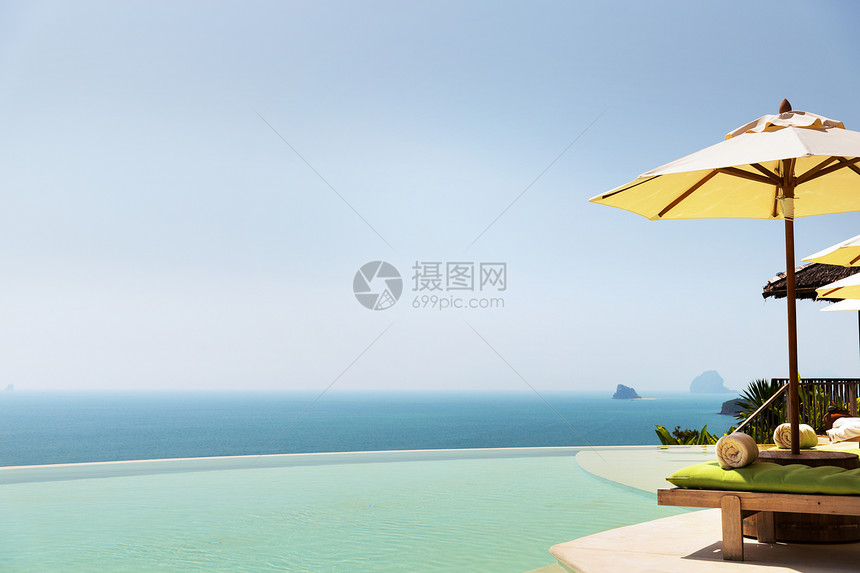 旅行,暑假,旅游豪华美丽的风景无限边缘游泳池与阳伞太阳床为两人海边无限游泳池,海洋中阳伞太阳床图片