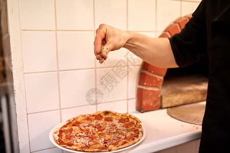 比萨盒食物,烹饪,意大利菜,人烹饪烹饪手添加胡椒意大利腊肠比萨饼比萨饼店披萨店给意大利腊肠披萨里加胡椒背景