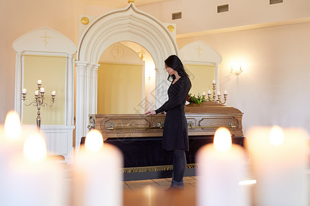 埋葬,人哀悼的悲伤的女人葬礼上东正教教堂葬礼上带着棺材的悲伤女人图片
