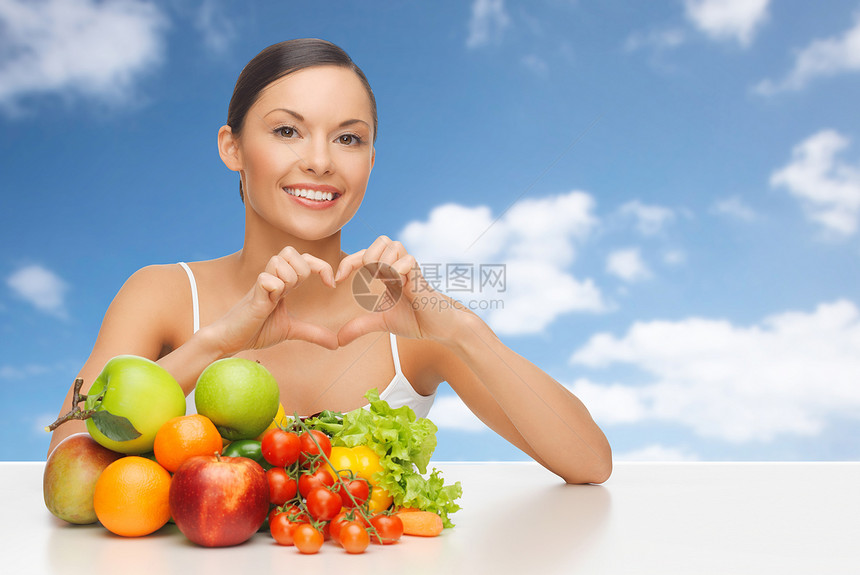 饮食,健康饮食,食物人的快乐的女人,很多水果蔬菜,出蓝天云彩的背景水果蔬菜的女人表现出心脏图片