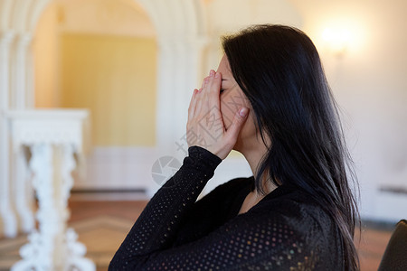 葬礼,人们哀悼的教堂的葬礼上哭泣的幸的女人教堂的葬礼上幸的哭泣的女人图片
