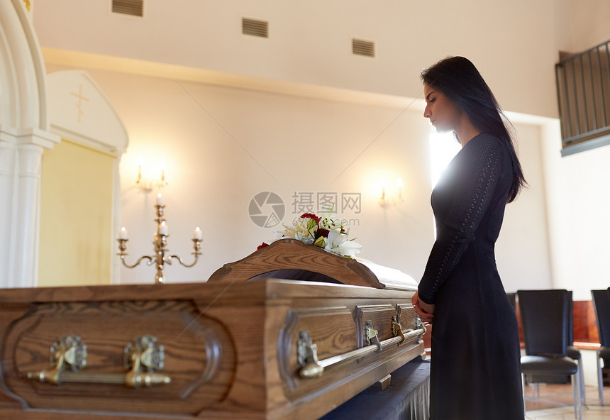 埋葬,人哀悼的悲伤的女人葬礼上东正教教堂葬礼上带着棺材的悲伤女人图片