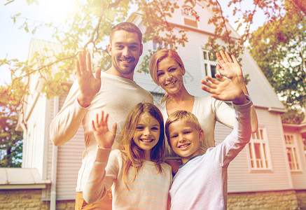 家庭,世代,手势人的幸福的家庭站房子前挥动手户外户外房子前的幸福家庭图片