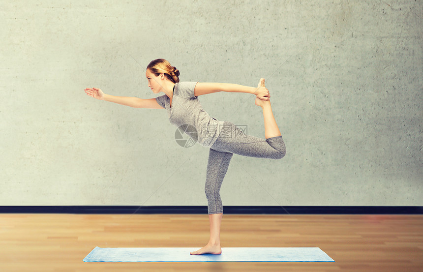健身,运动,人健康的生活方式女人瑜伽舞蹈的主人垫子上的房间健身房背景女人垫子上瑜伽的舞蹈大师图片