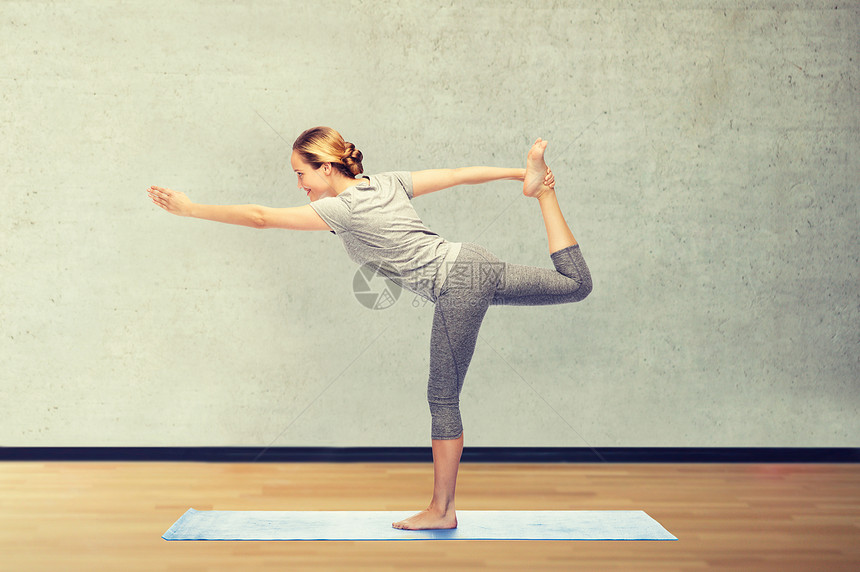 健身,运动,人健康的生活方式女人瑜伽舞蹈的主人垫子上的健身房背景女人垫子上瑜伽的舞蹈大师图片
