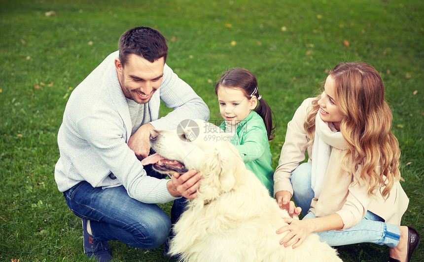 家庭,宠物,家畜人的快乐的家庭与拉布拉多猎犬公园散步快乐的家庭与拉布拉多猎犬公园图片