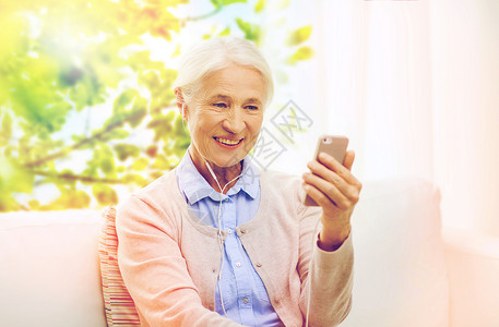 快乐的老年女性用智能手机视屏聊天图片
