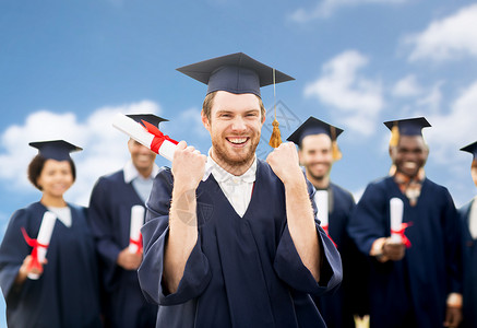 教育手势人的群快乐的国际学生穿着灰浆板学士服,毕业证书蓝天云层背景下庆祝成功毕业带着文凭庆祝毕业的快乐学生多民族高清图片素材