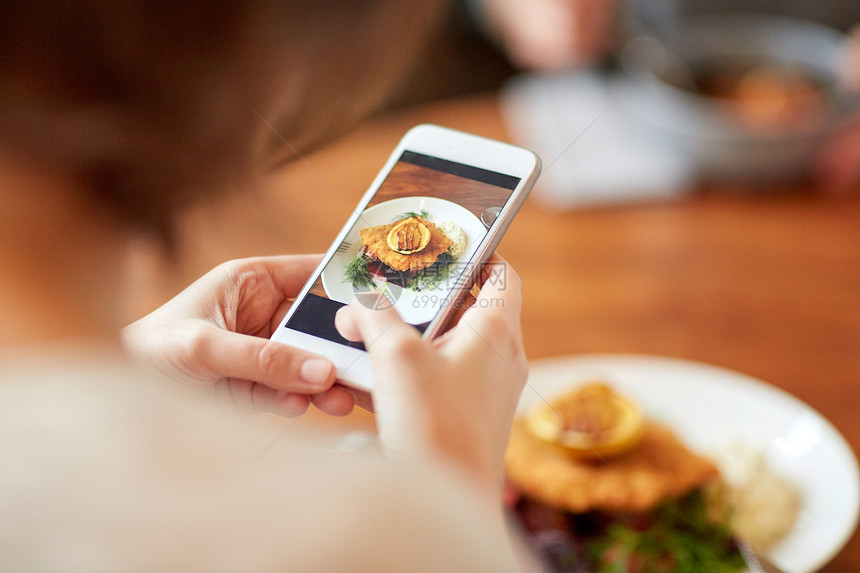 食物,新北欧美食,技术,饮食人的女人与智能手机拍摄包鱼片与酒石酱烤箱烤甜菜根番茄沙拉餐厅智能手机的女人咖啡图片